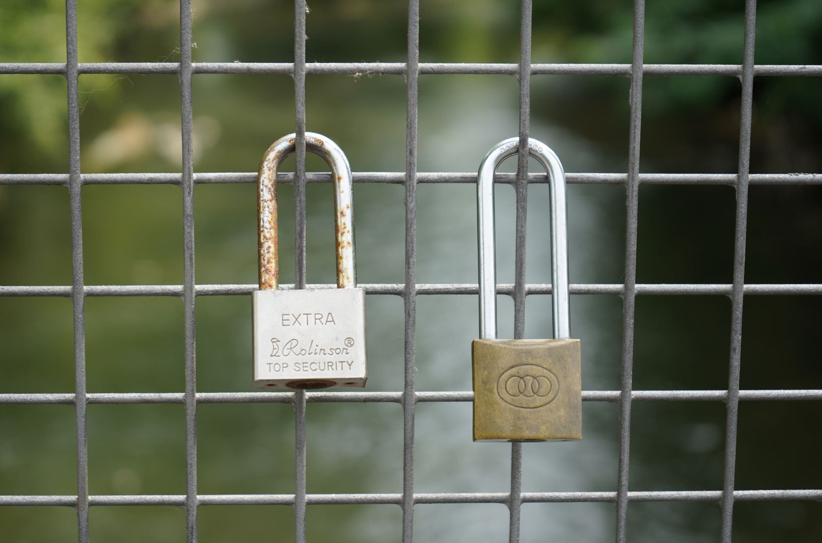 Zwei Schlösser an einem Geländer.